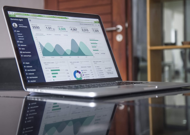 Dashboard analitik finansial dan penagihan invoice otomatis di laptop MacBook modern